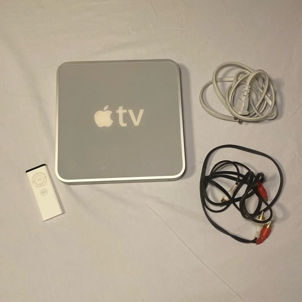 Apple TV White 1st Generation Model A1218 Streamer w/ Remote, Charging Cord EUC